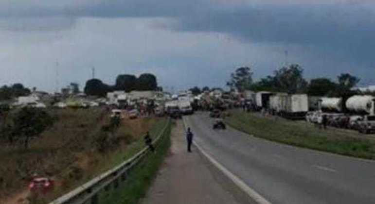Manifestantes fecham rodovia em Cristalina (GO)