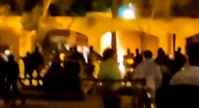 Manifestantes no Irã ateiam fogo à casa do aiatolá Khomeini