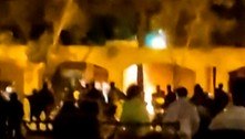 Manifestantes no Irã ateiam fogo à casa natal de líder aiatolá Khomeini; veja vídeo