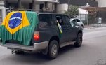 Uma mulher foi agredida por um manifestante que participava de uma carreata em apoio ao ex-presidente Jair Bolsonaro (PL) na avenida Angélica, em Higienópolis, na região central de São Paulo, na tarde de sexta-feira (6). Um vídeo mostra o momento em que o homem desce do carro e vai em direção à mulher, que tentava separar uma briga na rua. Ele bate no rosto dela e a empurra contra o portão de um prédio. Ao redor, a discussão entre manifestantes e pedestres fica acalorada e começa o tumulto 