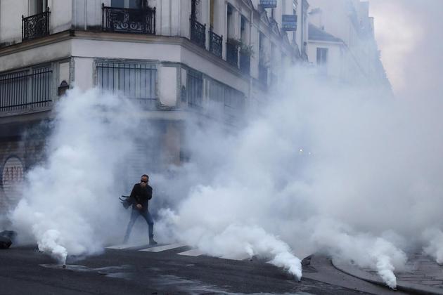 Manifestante é cercado por gás lacrimogêneo durante confrontos em um comício próximo ao edifício do Conselho Constitucional após a proclamação de sua decisão sobre o texto da reforma da previdência do governo, em Paris, na França. TERESA SUAREZ / EPA / EFE – 14/04/2023 