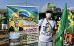 Manifestante exibe banner em apoio ao presidente Bolsonaro e crítica ao STF