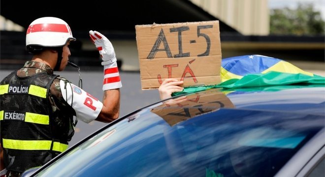 Manifestante pedindo volta do AI-5 em protesto em Brasília no domingo (20); PGR pediu inquérito para apurar protestos