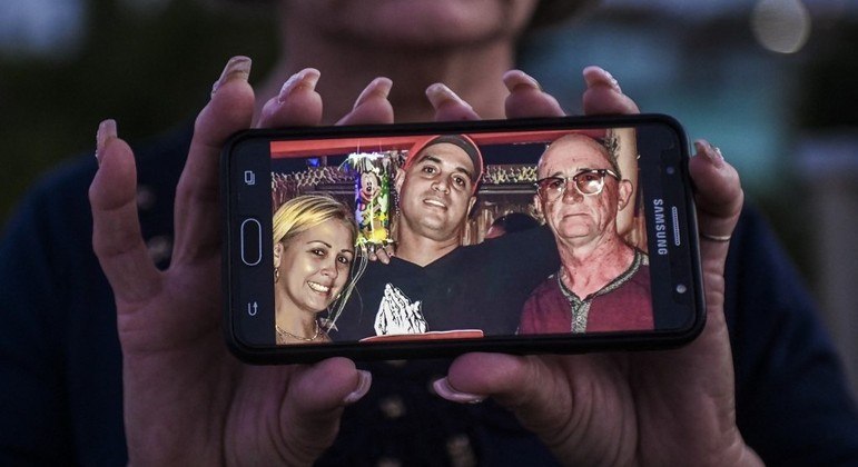 Zoila Rodríguez mostra foto do filho, que foi preso em Guantánamo após manifestações