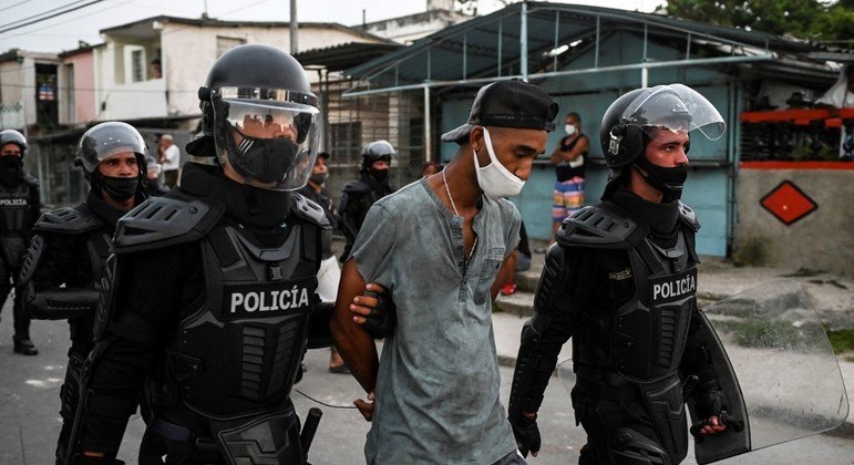 Manifestante preso durante manifestações em Cuba