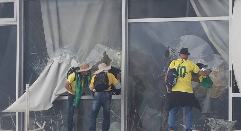 Manifestantes durante depredação, em Brasília