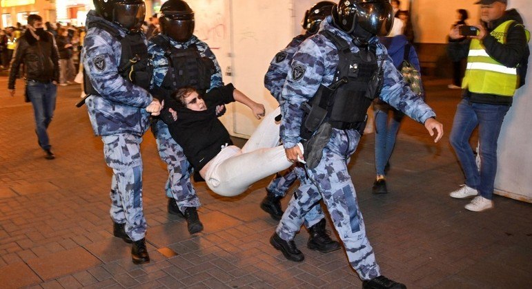 Manifestante é preso durante manifestação em Moscou