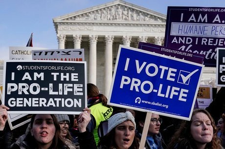 Em janeiro, manifestantes anti-aborto protestaram em frente à Suprema Corte dos Estados Unidos durante a 46ª marcha anual "Pró-Vida" em Washington