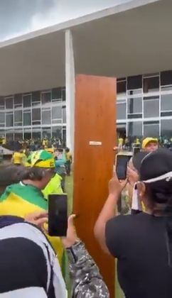 A porta do armário do ministro do Supremo Tribunal Federal, Alexandre de Morais, foi arrancada pelos invasores durante manifestação em Brasília.