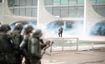 Manifestantes bolsonaristas invadem o Congresso Nacional, em Brasília, neste domingo (8).