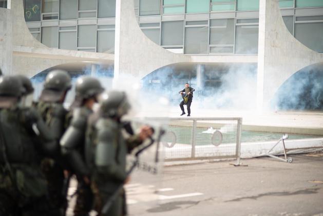 Manifestantes bolsonaristas invadem o Congresso Nacional, em Brasília, neste domingo (8).