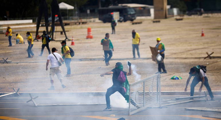 Manifestantes vandalizam sedes dos Três Poderes em Brasília
