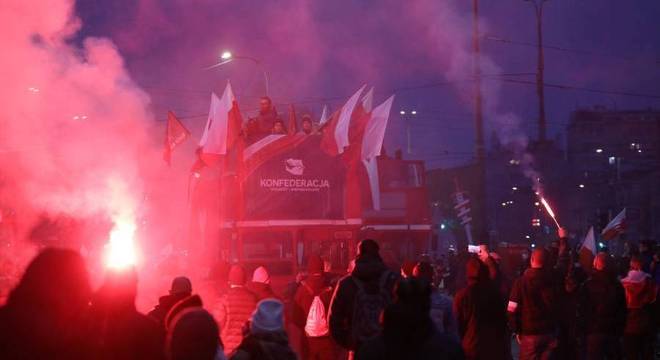 Manifestantes desafiaram as regras impostas pela prefeitura para conter a covid