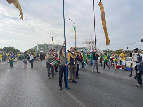 Manifestantes durante desfile na Esplanada dos Ministérios nesta quarta 