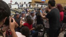 Sessão de votação de privatização da Sabesp é paralisada após conflito entre manifestantes e PMs