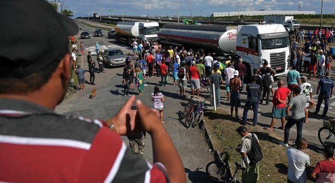 Manifestantes bloquearam acesso à refinaria Reduc, no Rio de Janeiro