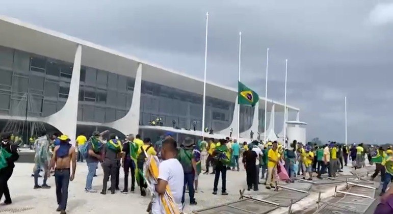 Manifestantes tentam invadir o Palácio do Planalto