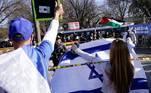 As ruas foram fechadas em grande parte do centro da cidade em meio a reforços de segurança, enquanto pessoas se reuniam sob o sol forte no National Mall, muitas delas envoltas nas bandeiras de Israel e dos EUA