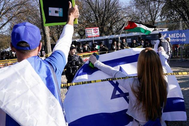 As ruas foram fechadas em grande parte do centro da cidade em meio a reforços de segurança, enquanto pessoas se reuniam sob o sol forte no National Mall, muitas delas envoltas nas bandeiras de Israel e dos EUA