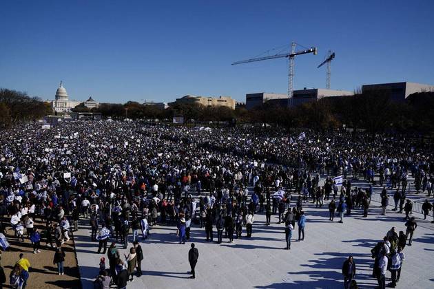 Protestos e manifestações públicas — tanto pró-Palestina como pró-Israel — têm repercutido em todo o mundo desde que homens armados do grupo militante palestino Hamas invadiram o sul de Israel, em 7 de outubro, matando 1.200 pessoas, segundo dados israelenses, e fazendo cerca de 240 reféns
