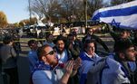 Israel respondeu com um bloqueio rígido à Faixa de Gaza, controlada pelo Hamas, e com bombardeios aéreos e uma ofensiva terrestre que as autoridades palestinas dizem ter matado mais de 11 mil pessoas, cerca de 40% delas crianças