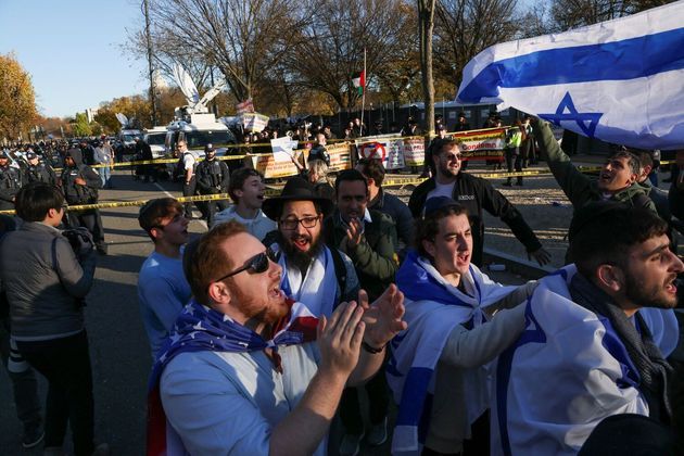 Israel respondeu com um bloqueio rígido à Faixa de Gaza, controlada pelo Hamas, e com bombardeios aéreos e uma ofensiva terrestre que as autoridades palestinas dizem ter matado mais de 11 mil pessoas, cerca de 40% delas crianças