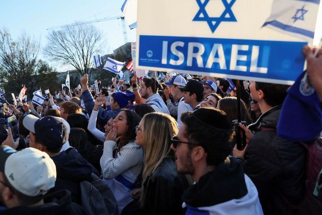 Os organizadores da manifestação desta terça-feira disseram estimar que 200 mil pessoas compareceram ao evento para mostrar o apoio dos EUA a Israel, exigir a libertação de reféns e condenar a violência e o assédio antissemita