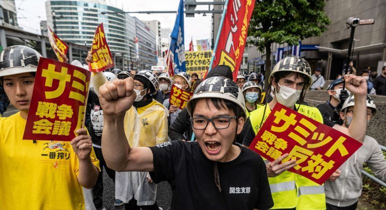 Manifestantes anti-G7 protestam nas ruas de Hiroshima nesta sexta (19)