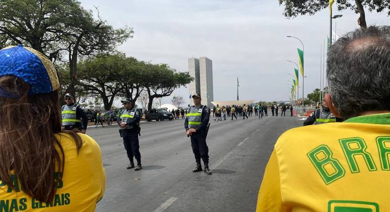 Manifestantes ficam 200 metros mais distantes do prédio do STF do que em 2021
