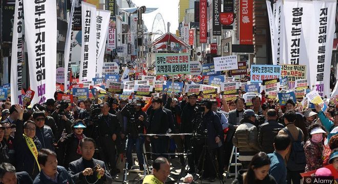 Manifestantes exigem indenização por danos causados pelo terremoto de novembro de 2017 em Pohang