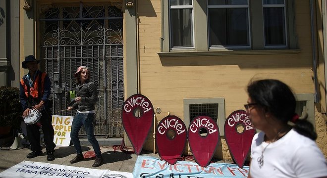 Em San Francisco, na Califórnia, houve protestos de inquilinos que dizem ter sido despejados para dar lugar a alugueis de AirBnb
