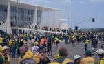 Participantes do ato contrário ao presidente Lula vestem as cores verde e amarelo, além de carregarem bandeiras do Brasil.