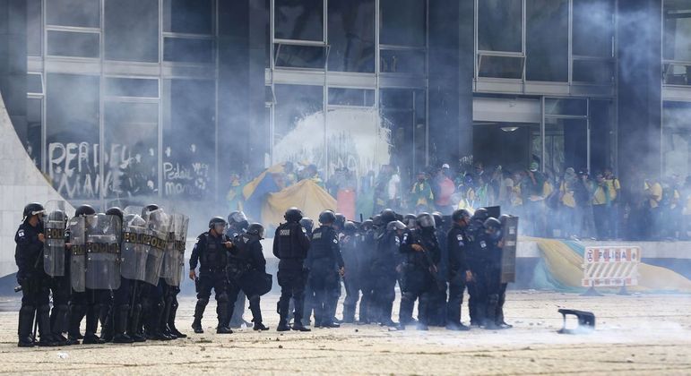Barreira policial durante invasão por manifestantes do Palácio do Planalto, em 8 de janeiro