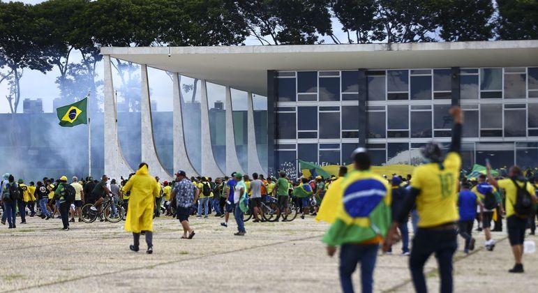 Manifestantes invadem o Superior Tribunal Federal no dia 8 de janeiro de 2023