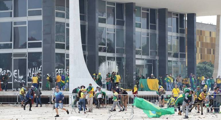 Apoiadores do ex-presidente Jair Bolsonaro invadem o prédio do Supremo Tribunal Federal