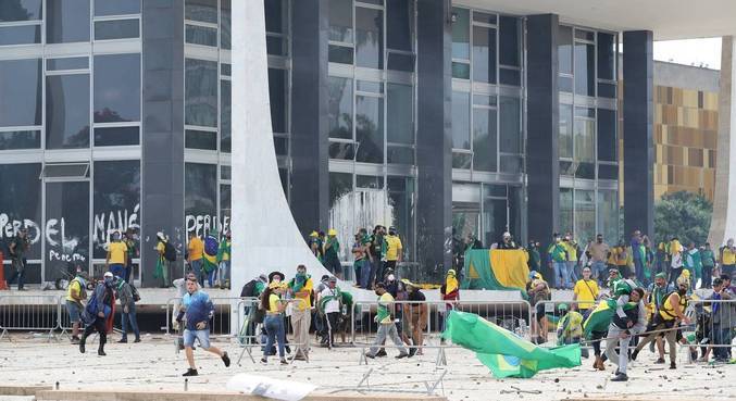 Manifestantes invadem o prédio do Supremo Tribunal Federal, em Brasília