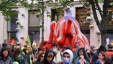Manifestantes invadem a sede do grupo Louis Vuitton, em Paris