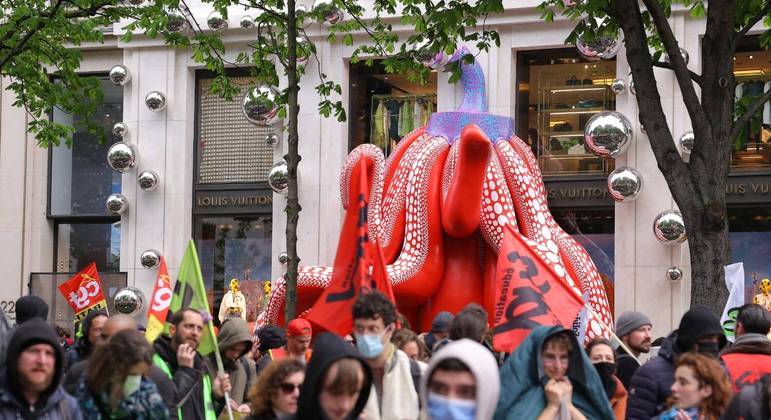 Manifestantes invadem empresas de luxo, como Louis Vuitton, em novos  protestos em Paris