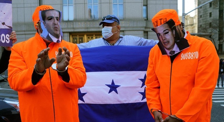 Manifestantes comemoraram a condenação de Hernánzes em Nova York 