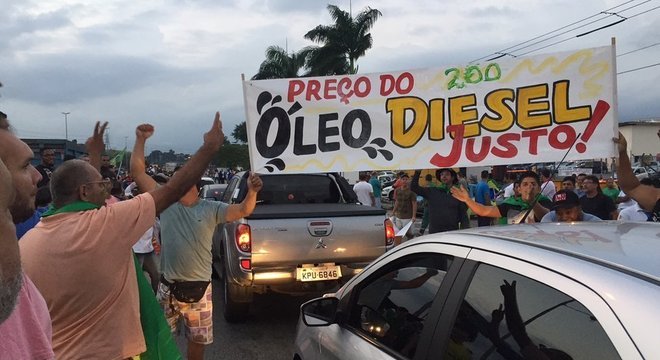 Protesto em refinaria de Duque de Caxias, no Rio: Reajustes constantes no óleo diesel estão entre os motivos para a greve dos caminhoneiros