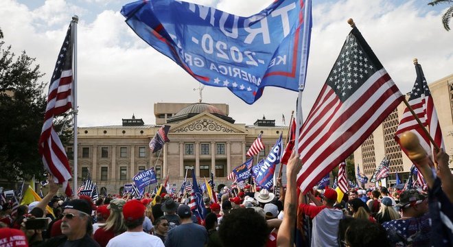 Manifestantes contestam processo eleitoral em Phoenix, no Arizona