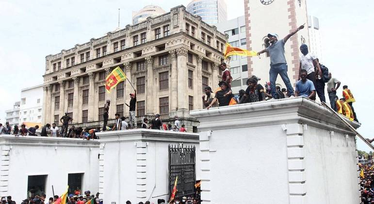 Manifestantes ocupam palácio presidencial em Colombo, no Sri Lanka