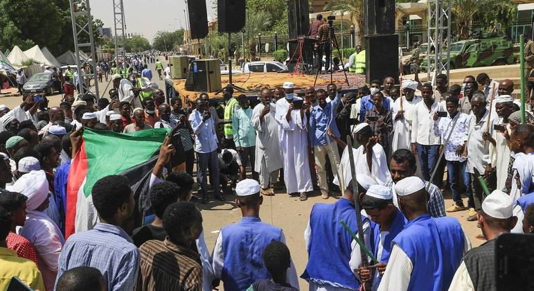 Pelo seggundo dia consecultivo, manifestantes pedem regime militar no Sudão