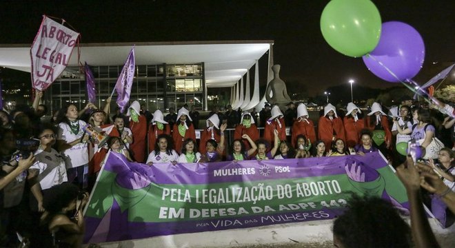 Manifestantes pró-aborto se vestem como personagens da série The Handmaid's Tale