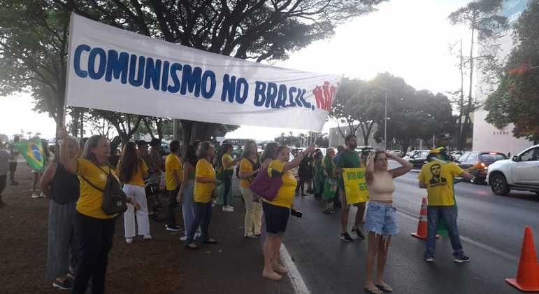 Manifestantes pró-Bolsonaro na Esplanada dos Ministérios, em Brasília, por volta das 17h