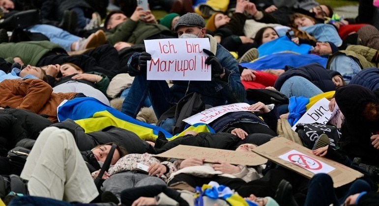 Manifestantes protestam contra mortes em massa de cidadãos de Mariupol