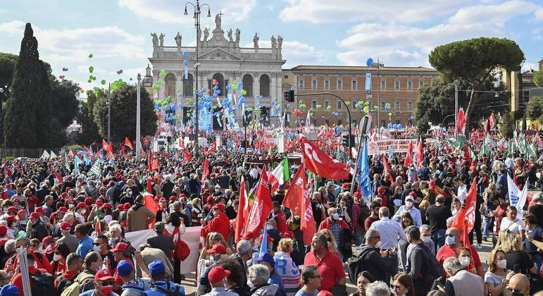 Manifestantes protestam contra a extrema direita em Roma, na Itália