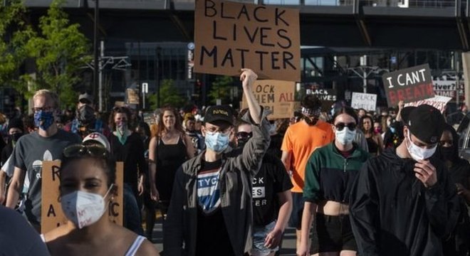 Tropas de choque estão usando gás lacrimogêneo e balas de borracha na tentativa de conter protestos, que escalaram para violência em alguns lugares