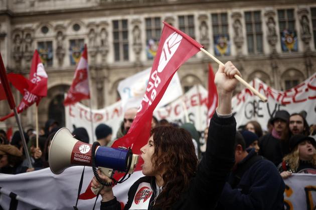 Manifestantes protestam em frente ao Hôtel de Ville, o prédio da prefeitura de Paris, depois que o Conselho Constitucional do país proclamou decisão favorável ao texto da reforma da previdência proposta pelo governo do presidente Macron. Yoan Valat / EPA / EFE - 14/04/2023