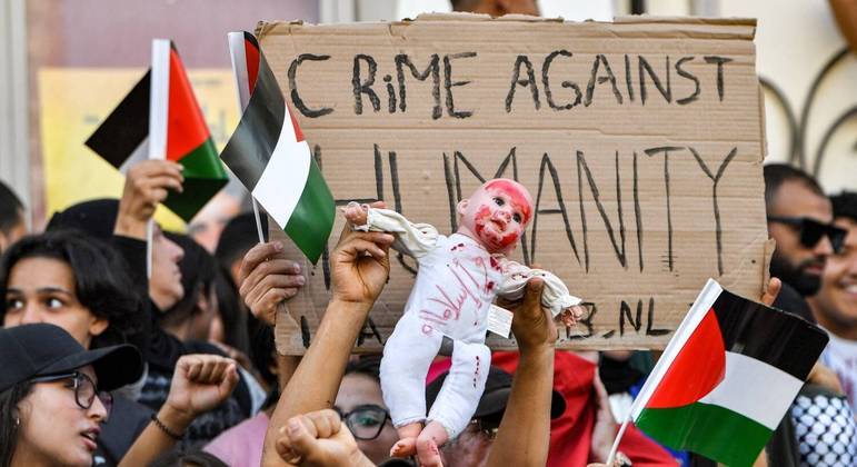Manifestantes protestam na Tunísia após explosão em hospital de Gaza